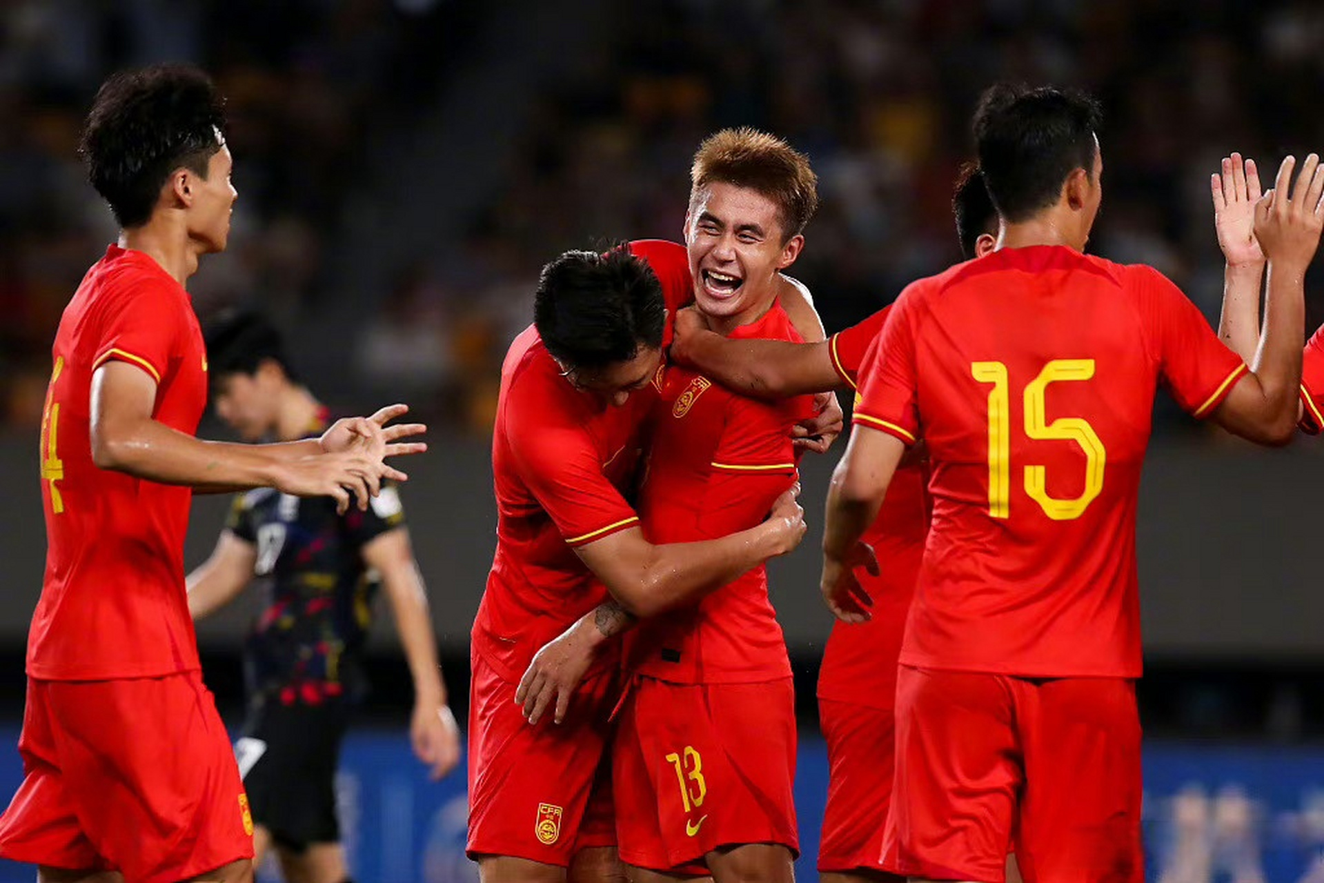 国内足坛比赛强队齐聚，交锋激烈精彩绝伦