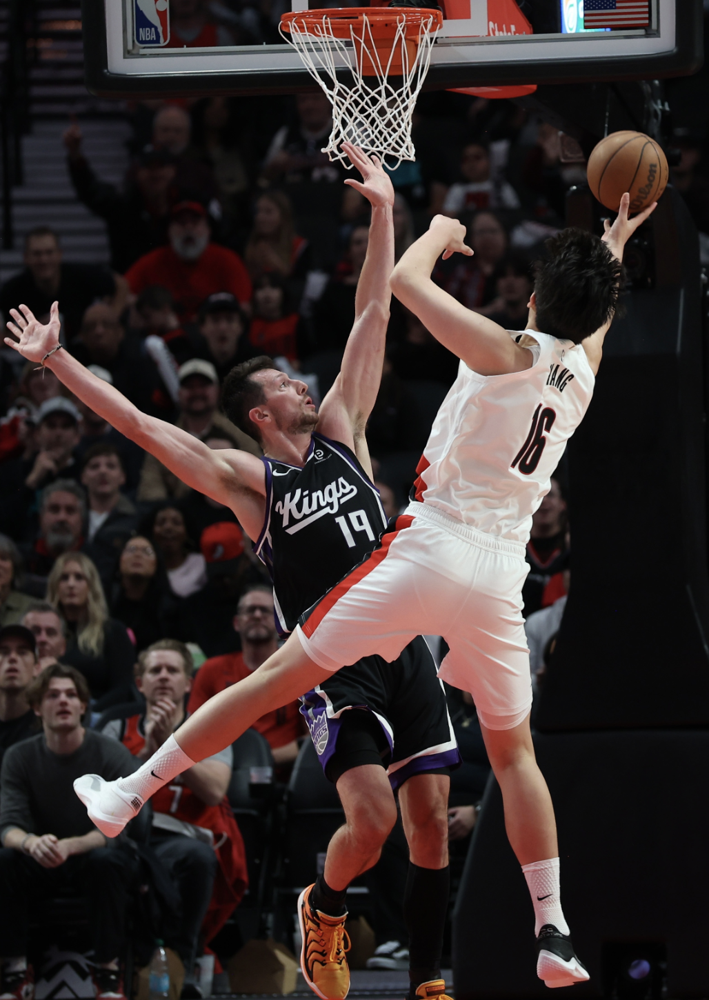 比赛中关键球员发挥稳定，助球队实现反超