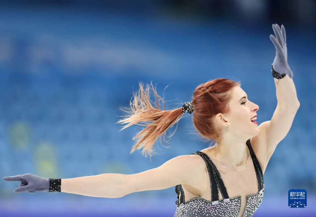 瑞士女子单人滑选手优雅出场，获得高分