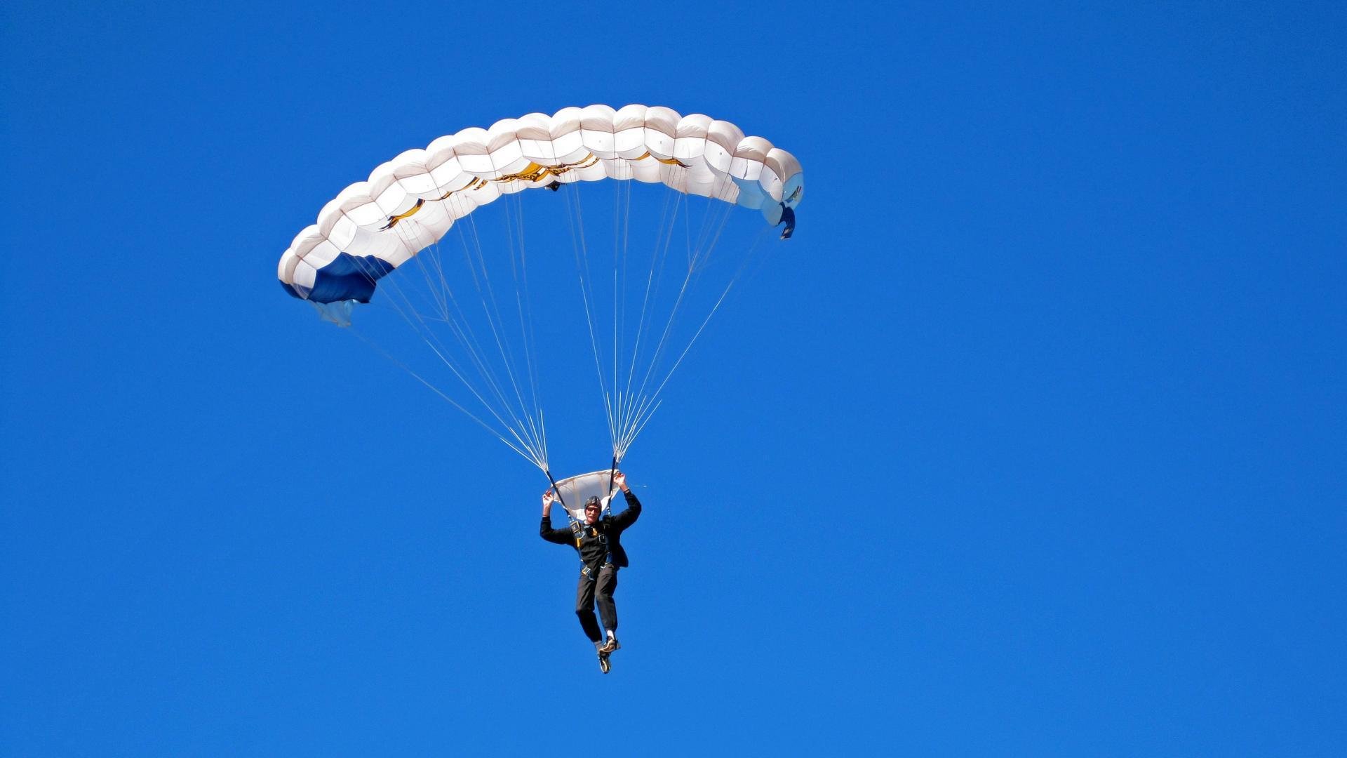 欧文致命三分让比赛提前失去悬念，马刺力克爵士展团队韧性