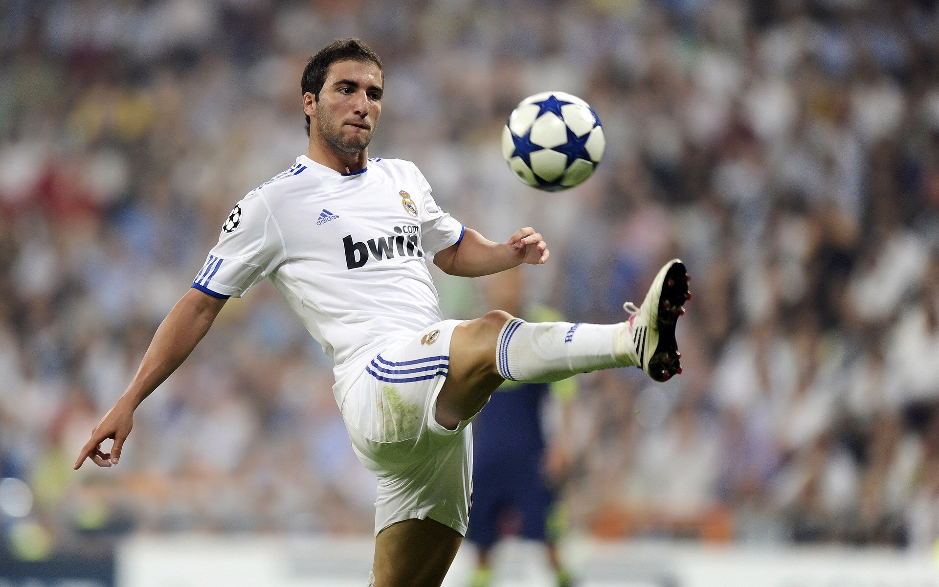 阿圭罗一锤定音破僵局，皇家社会战术碾压显神威